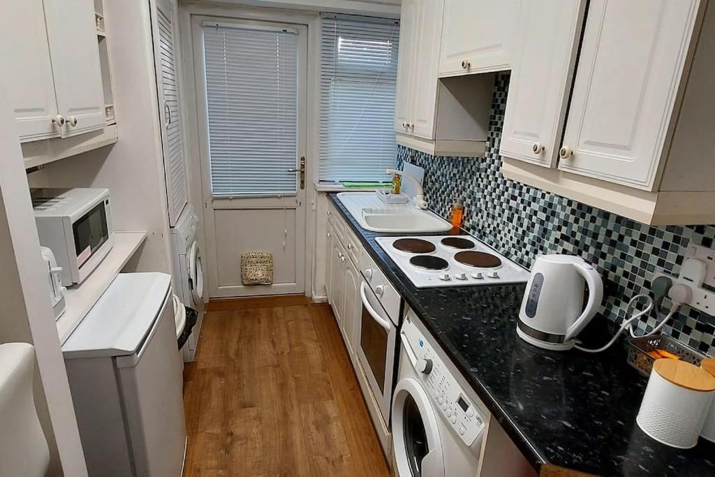 Maisonette With Patio 1 Double Bed Urmston Exterior foto