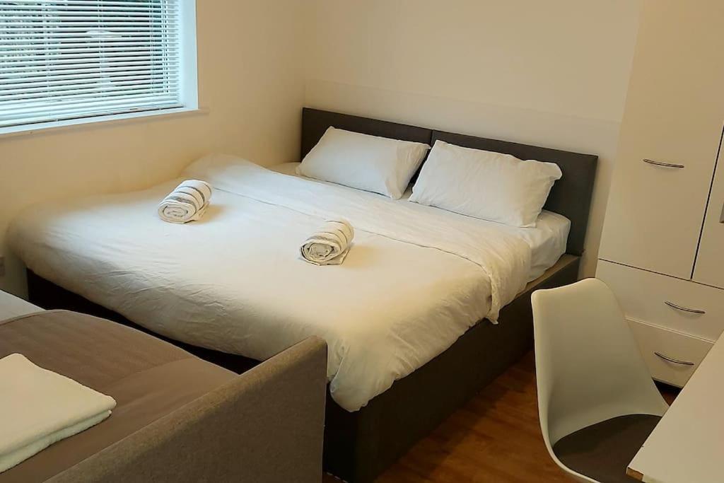 Maisonette With Patio 1 Double Bed Urmston Exterior foto