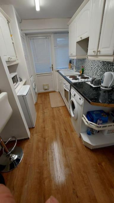 Maisonette With Patio 1 Double Bed Urmston Exterior foto