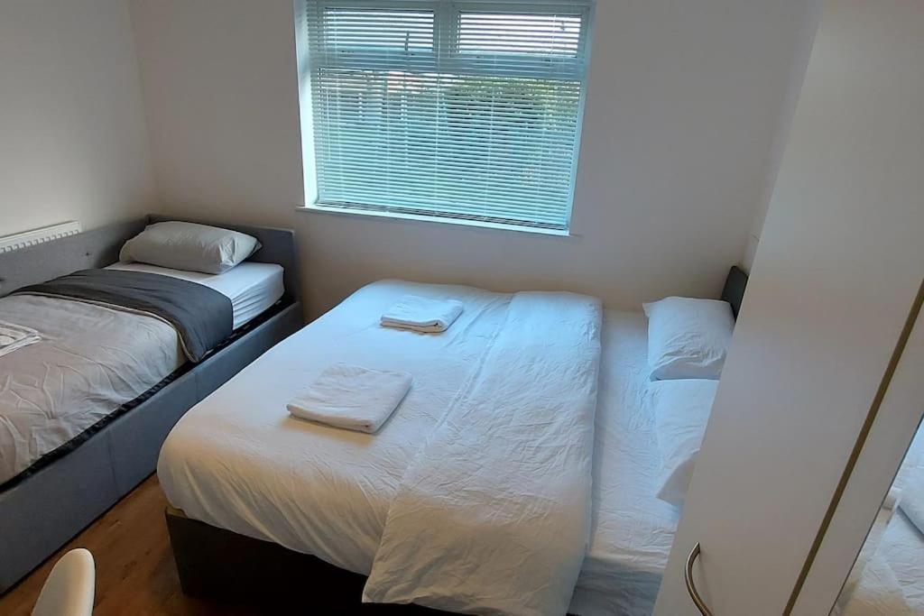 Maisonette With Patio 1 Double Bed Urmston Exterior foto