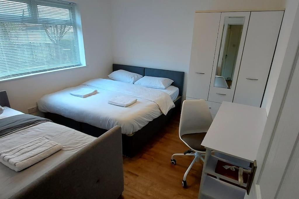 Maisonette With Patio 1 Double Bed Urmston Exterior foto