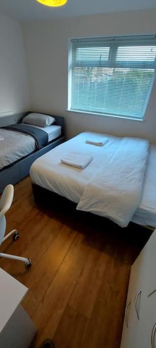Maisonette With Patio 1 Double Bed Urmston Exterior foto