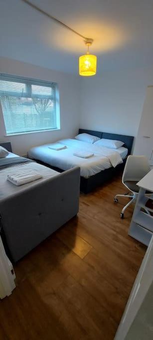 Maisonette With Patio 1 Double Bed Urmston Exterior foto